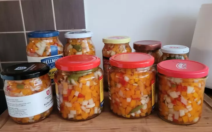 Sklenice s nakládanou zeleninou připravené podle receptu na moravanku.