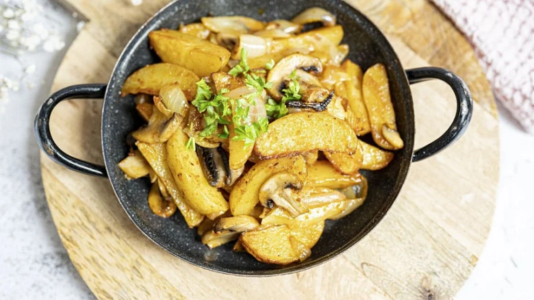 Pan-fried potatoes with mushrooms
