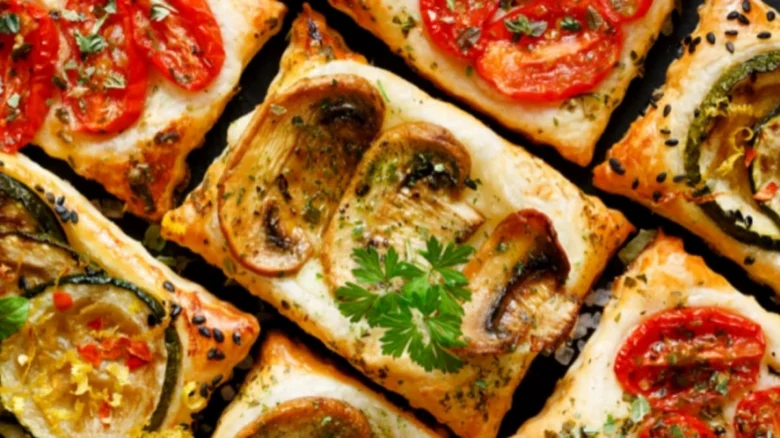 Zlaté pečivo s houbami, rajčaty a zeleninou jako rychlé slané pohoštění.