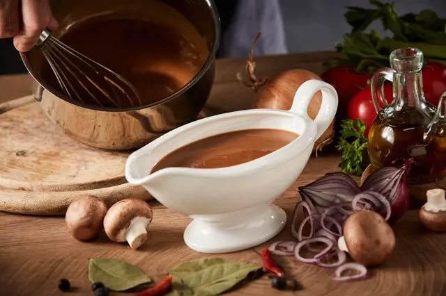 Přírodní zahustění výpeku z masa s houbami a cibulí