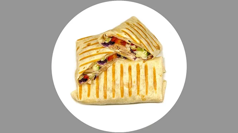 Připravený domácí kebab v grilované tortille s kuřecím masem.