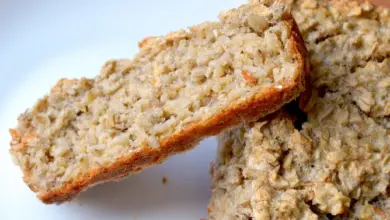 Kousek chleba z ovesných vloček s texturou cottage cheese.