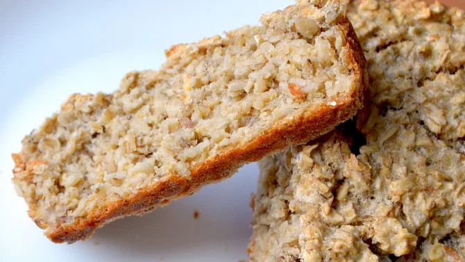 Kousek chleba z ovesných vloček s texturou cottage cheese.