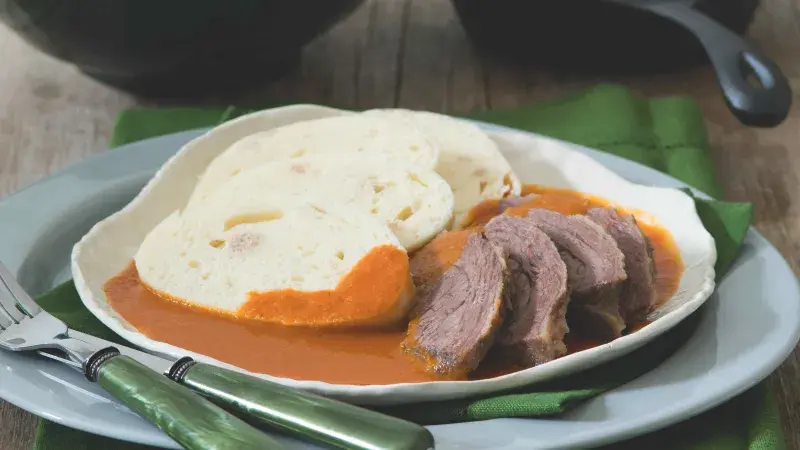 Přesnídaný svíčková s knedlíkem a rajskou omáčkou.
