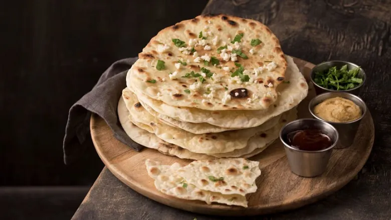 Hromada tradičního chleba lavash s bylinkami a dipy