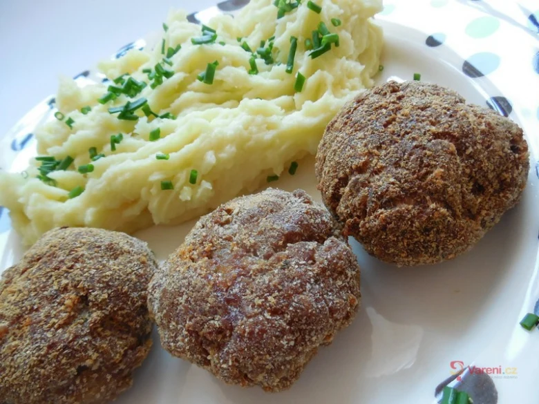 Smažené karbanátky s bramborovou kaší na talíři