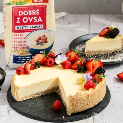 Oat cheesecake with fruit topping