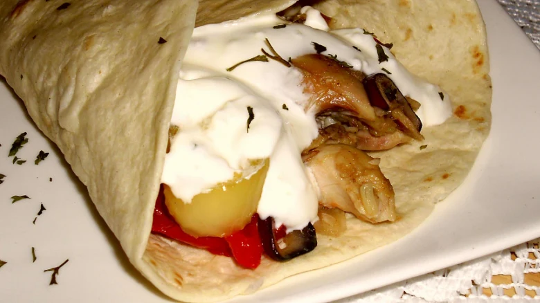 Tortilla plněná masem zeleninou omáčkou bylinkami