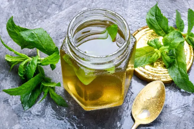 Sklenice medu s mátou na jednoduchý sirup.