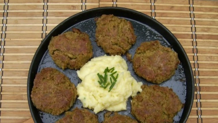 Hotlé karbanátky s bramborovou kaší na talíři.