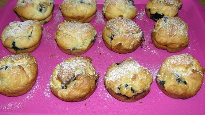 Gluten-free muffins with powdered sugar