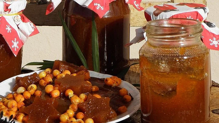 Příprava rakytníkového džemu za studena s ovocem na talíři.