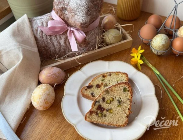 Kousek easter chleba s vlašskými ořechy na talíři.