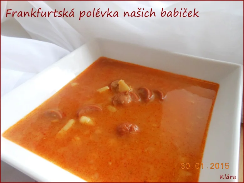 Tradiční frankfurtská polévka s uzenými klobásami v bílé misce.
