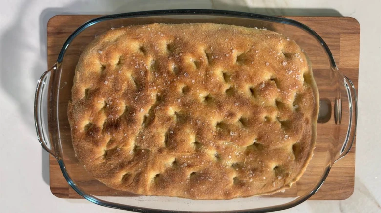 Domácí italská focaccia v skleněné míse po upečení.