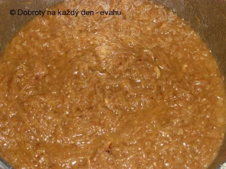 Zlatohnědá smažená cibulka v hrnci připravena k uskladnění.