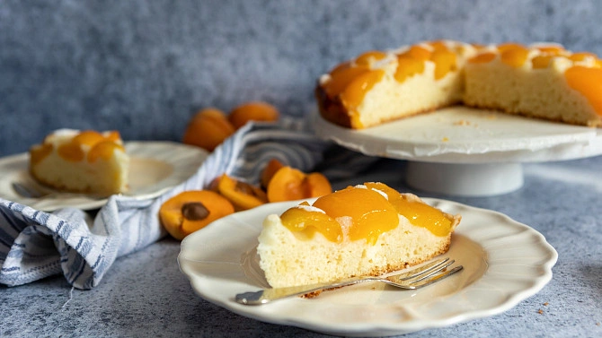 Eggless cake with apricot topping