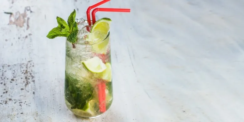 Hotový osvěžující mojito koktejl s limetkou a mátou.