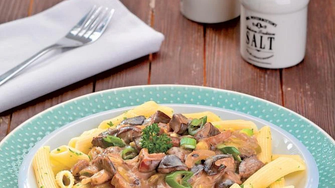 Pasta s houbovým ragúem na talíři.