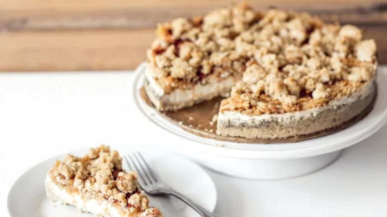 Cheesecake with oat topping