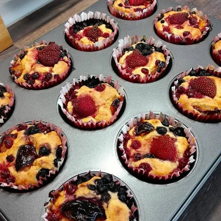 Muffiny s tvarohem a ovocem v pekáči po upečení.