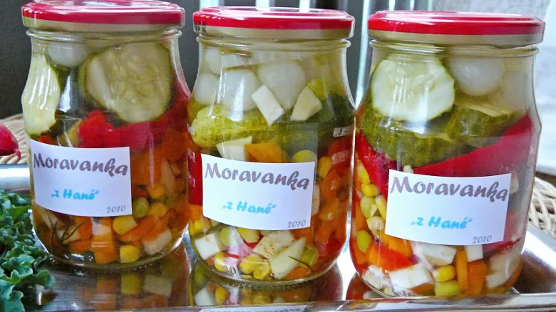 Tři sklenice s nakládanou zeleninou Moravanka.