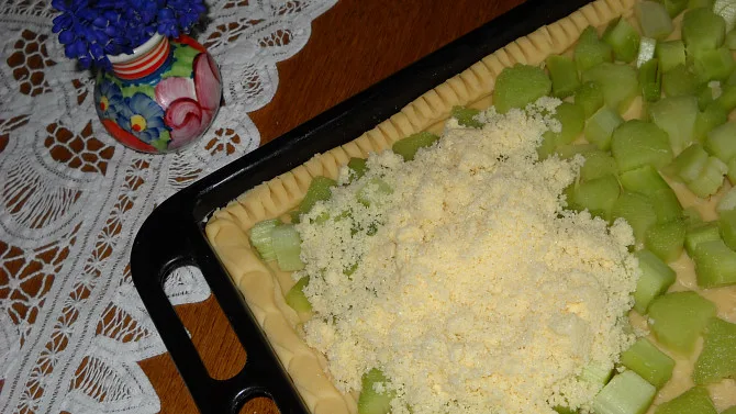 Příprava žmolenky s ovocem na koláč v pekáči.