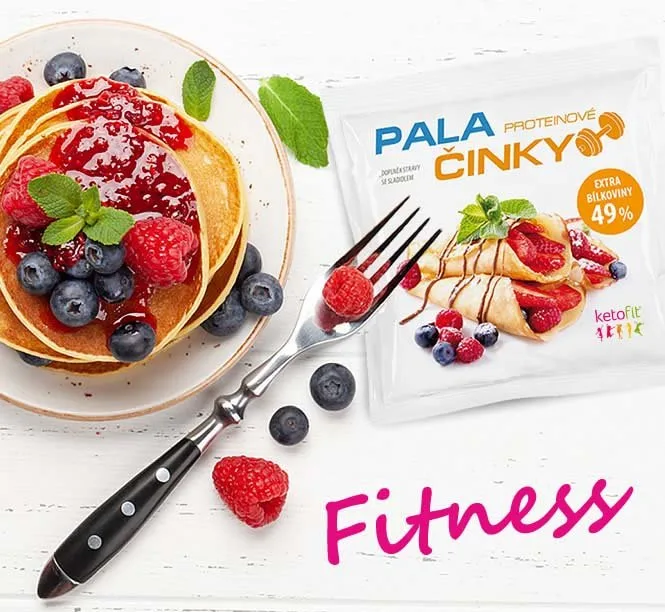Pala bílkoviny palačinky s ovocem na talíři vedle balení