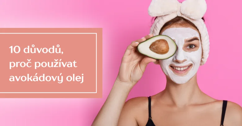 Žena s avokádem na tváři v bílé pleťové masce.