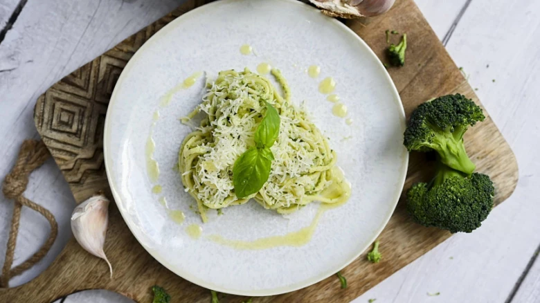 Taler s pesto těstovinami, brokolicí a bazalkou.