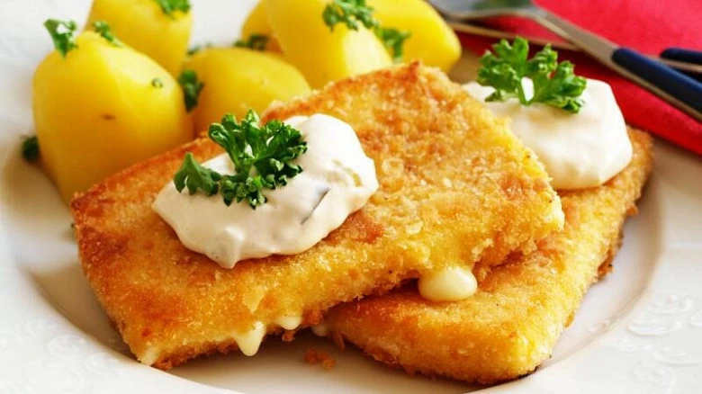Smažený sýr se smetanovou omáčkou a vařenými bramborami.