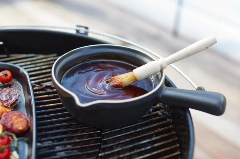 Malá miska s omáčkou na grilu pro natírání masa