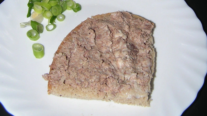 Domácí játrová paštika na chlebu s nasekanou cibulkou.