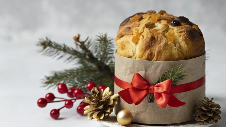 Tradiční italské panettone s ozdobami v papírovém obalu.