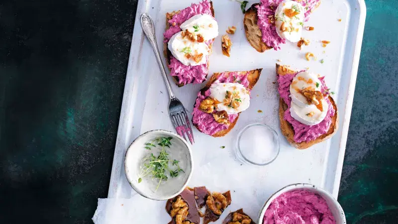 Ovocný bruschetta s červenou řepovou pastou na oběd bez masa.