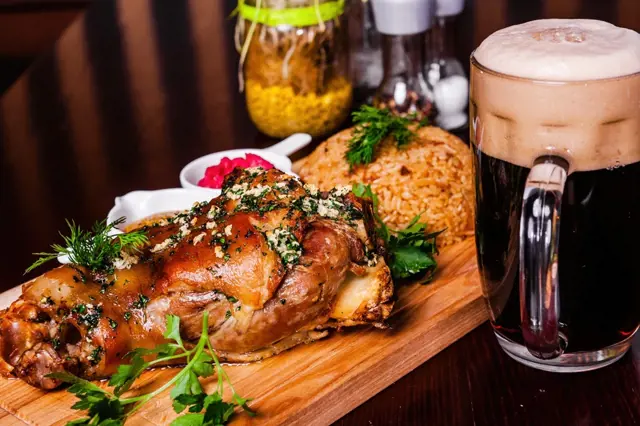 Roasted pork knuckle with beer and rice
