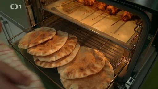 Připravené kebab s pitou v troubě na grilování