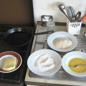 Ingredience pro obalovaný sýr: mouka, vejce, chléb a máslo.