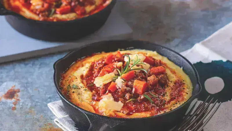 Italská slaná polenta s masovou omáčkou v železném hrnci