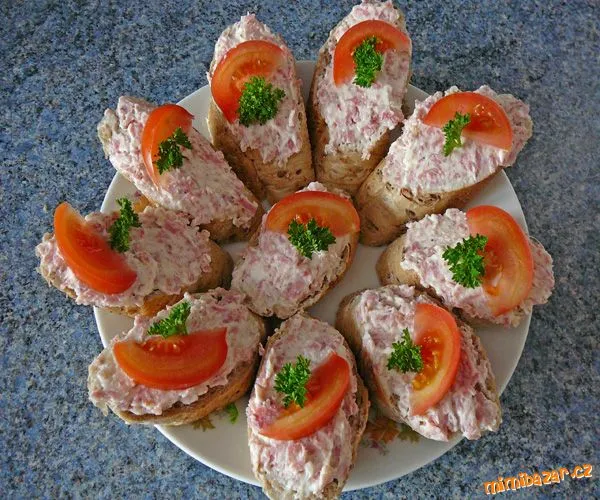 Pomazánka na chlebu s rajčetou a petrželkou.