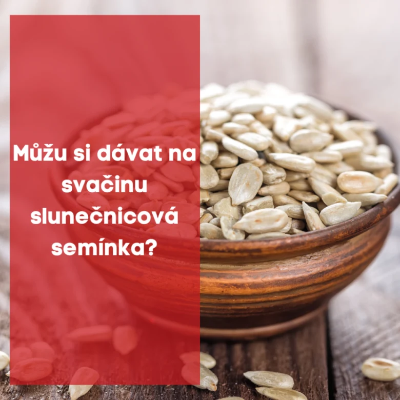 Mísa slunečnicových semínek na dřevěném povrchu.