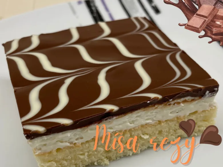 Kousek čokoládového řezy s tvarohem na bílém talíři.