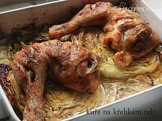 Pečené kuře na hlávkovém zelí v pekáči
