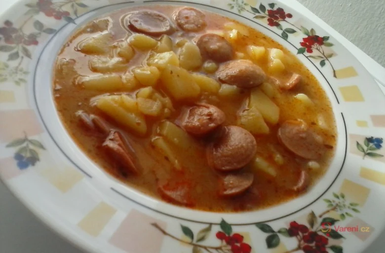 Gulášová polévka s párkem, bramborami v misce