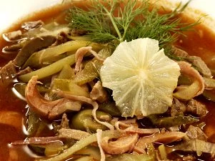 Tradiční česká polévka soljanka s citronem a koprem.