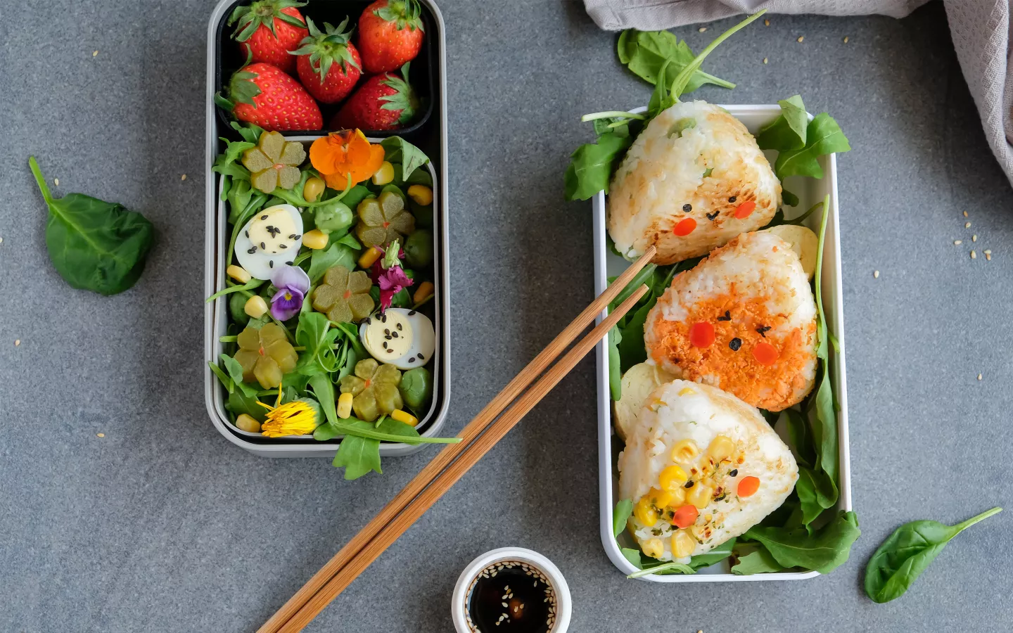 Japonská obědová krabička s roztomilými rýžovými kuličkami onigiri.