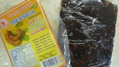 Balíček tmavé omáčky z tamarindu s viditelnou texturou.
