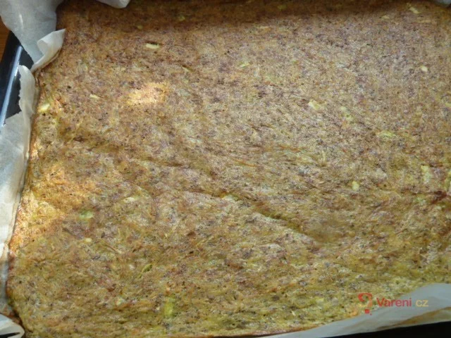 Upečený cuketový bramborák na plechu s pečicím papírem.