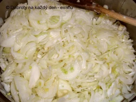Smažená cibule na pánvi pro přípravu do zásoby.