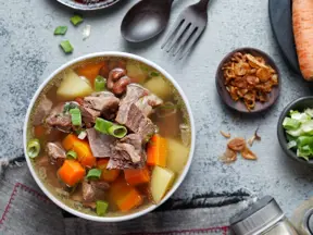 Miska s hovězím vývarem se zeleninou podle Pohlreicha.